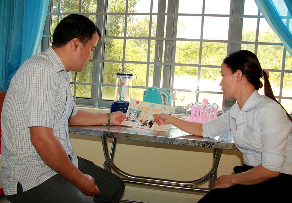 Cán bộ Phòng Văn hóa thông tin huyện Krông Ana (bìa trái) tìm hiểu hoạt động của Mô hình Địa chỉ tin cậy - Nhà tạm lánh tại xã Bình Hòa, huyện Krông Ana. 