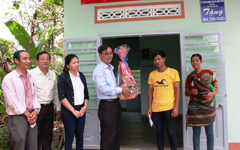 UBND xã Ea Tu phối hợp với Hợp tác xã Dịch vụ nông nghiệp Công Bằng (xã Ea Tu) xây nhà Tình nghĩa tặng gia đình  anh Y Chan ở buôn Krông A, xã Ea Tu.