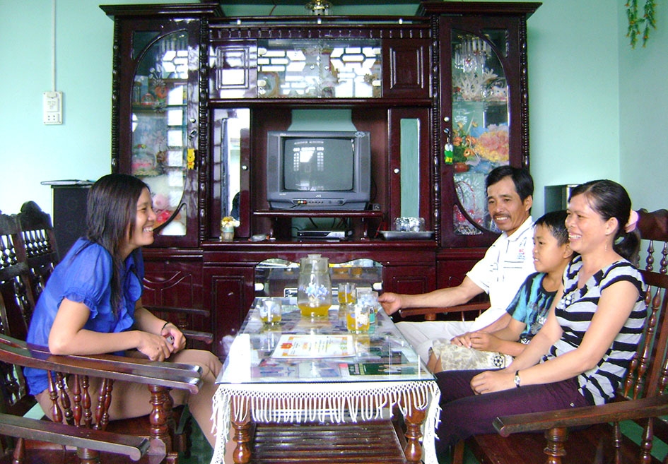 Cán bộ Hội Liên hiệp Phụ nữ xã Khuê Ngọc Điền, huyện Krông Bông gặp gỡ thành viên Câu lạc bộ  Gia đình hạnh phúc thôn 3.  