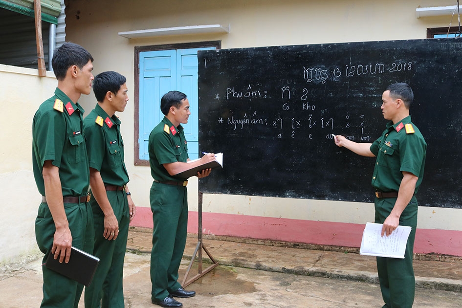 Các  thành viên mới được đồng đội bồi dưỡng tiếng Khơme trước khi lên đường. 