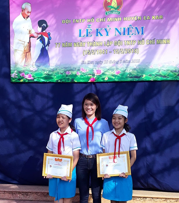 Cô Hà Thị Duyên và học trò của mình trong Lễ tuyên dương Chỉ huy  Đội tiêu biểu huyện Ea Kar năm học 2017-2018.