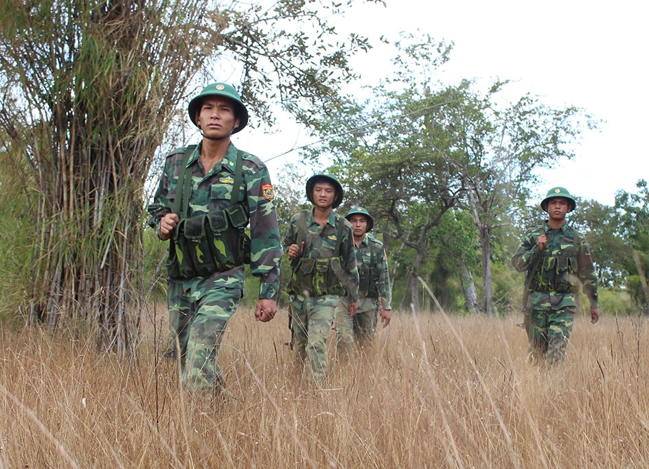 Cán bộ, chiến sĩ Đồn Biên phòng Cửa khẩu Đắk Ruê tuần tra bảo vệ biên giới.