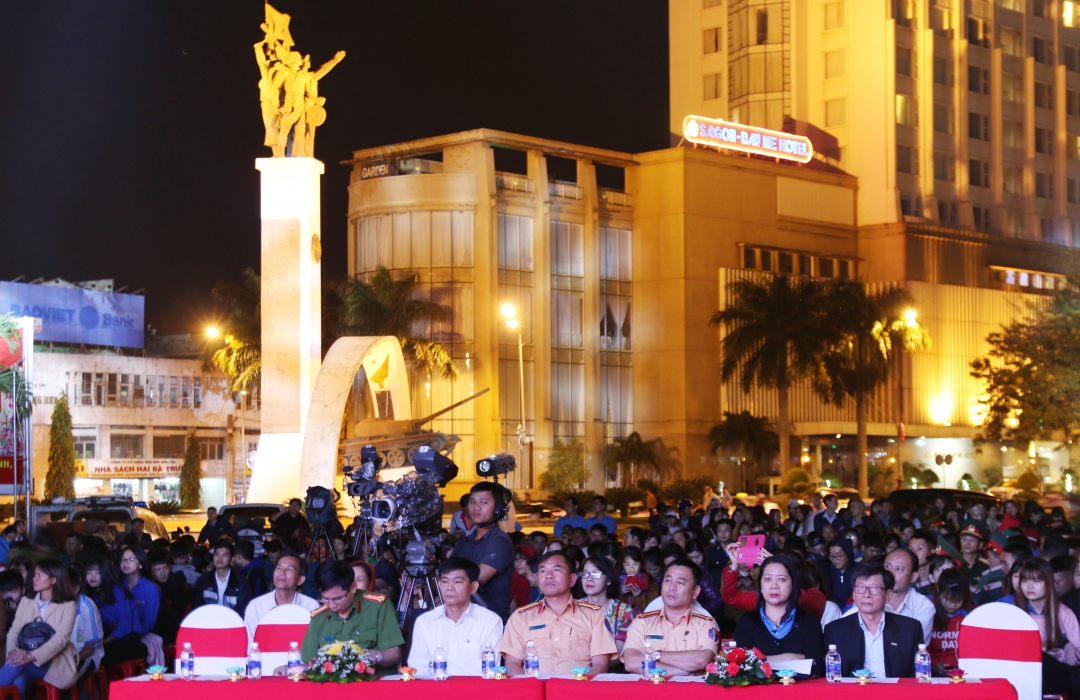 Đông đảo đại biểu và đoàn viên thanh niên trên địa bàn tỉnh tham dự buổi lễ. 