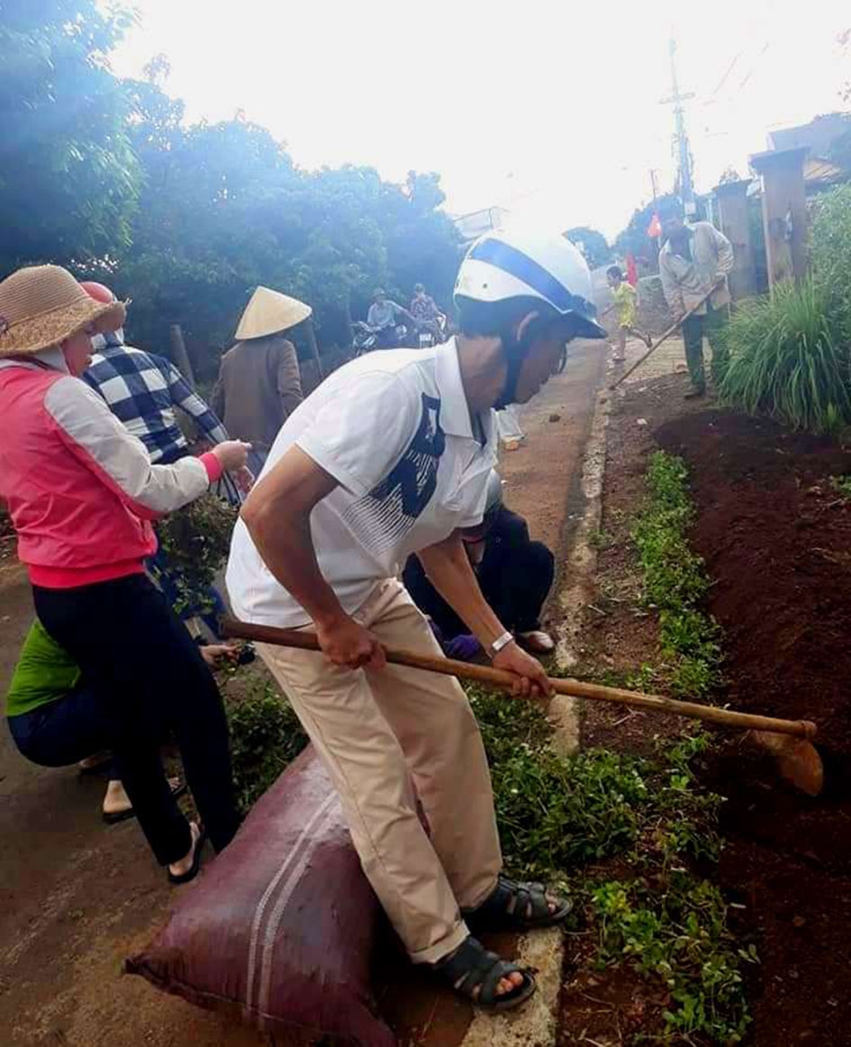 Người dân xã Hòa Thuận tham gia lễ phát động trồng cây xanh hai bên đường.