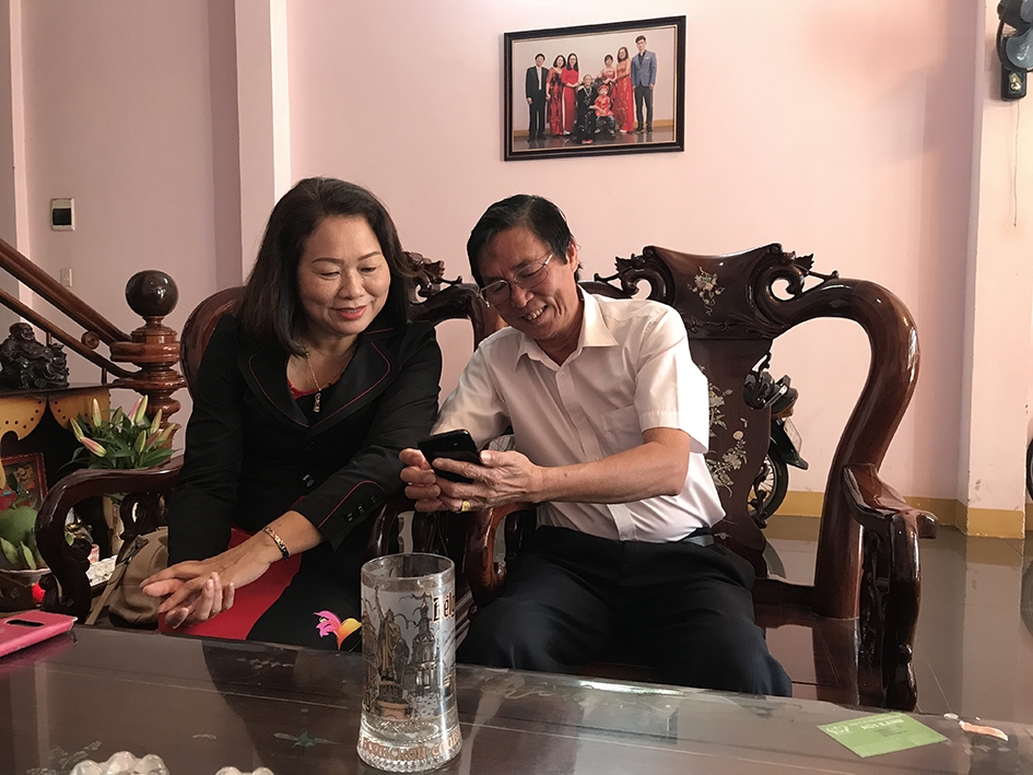 Vợ chồng ông Nguyễn Văn Hải đang xem lại những bức ảnh kỷ niệm vừa chụp ở nước Nga.