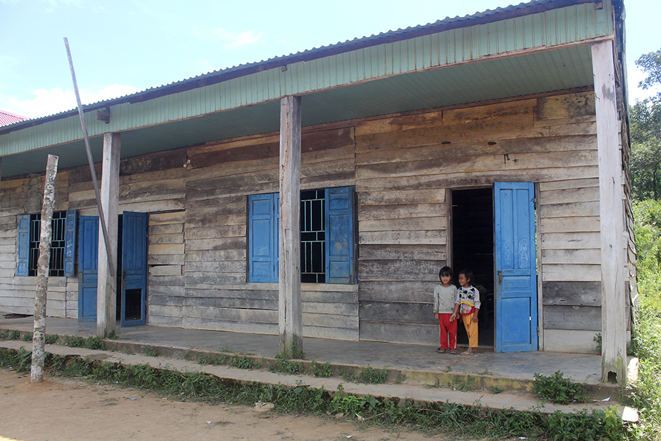 Điểm Trường Tiểu học Nơ Trang Lơng ở buôn Lách Ló điều kiện vật chất còn nhiều thiếu thốn.