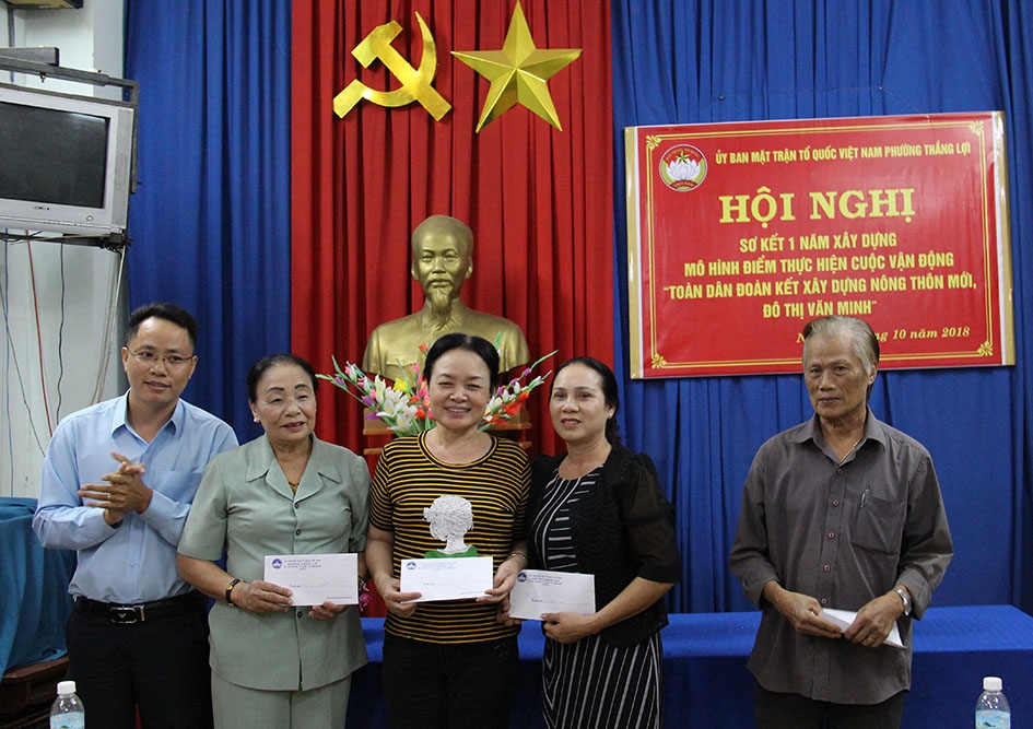 Ủy ban MTTQVN phường Thắng Lợi khen thưởng các cá nhân, hộ gia đình gương mẫu tham gia xây dựng đô thị văn minh tại TDP5. 