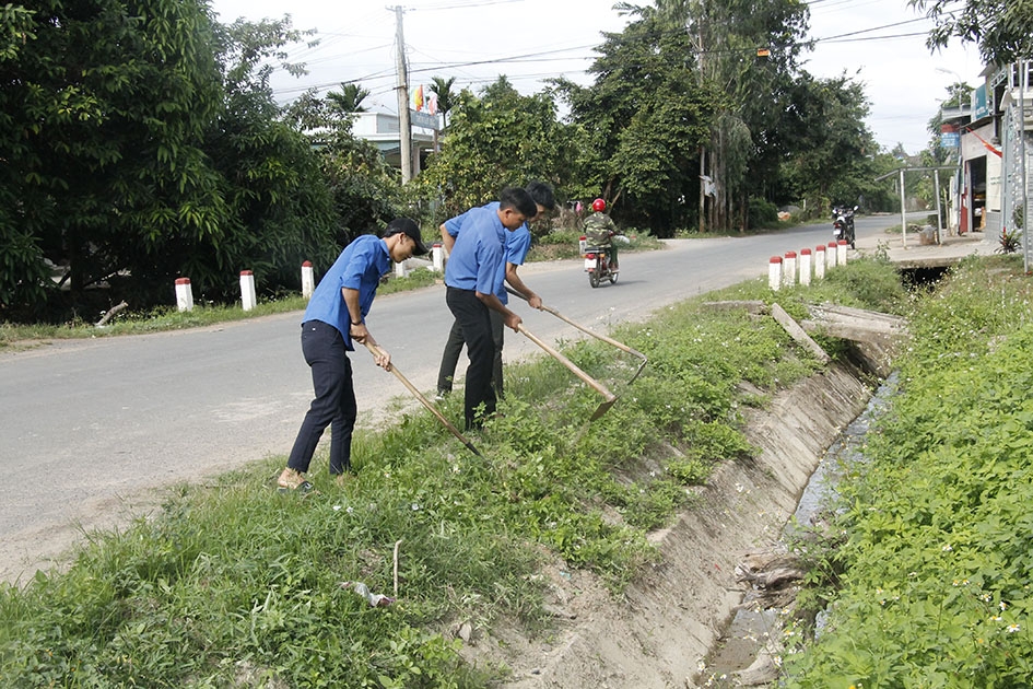 Đoàn viên thanh niên xã Buôn Tría phát quang, dọn vệ sinh trên tỉnh lộ 7.  