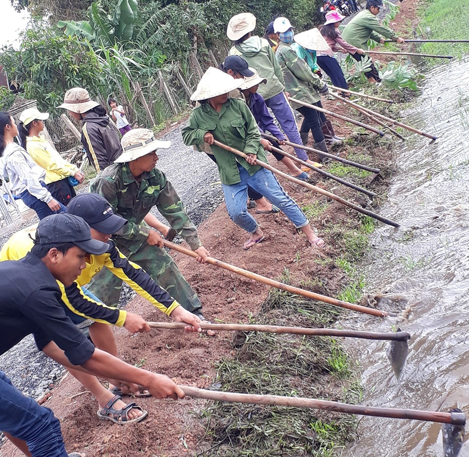 Tuổi trẻ xã Đắk Liêng nạo vét kênh mương tại cánh đồng buôn Yang Lah 1