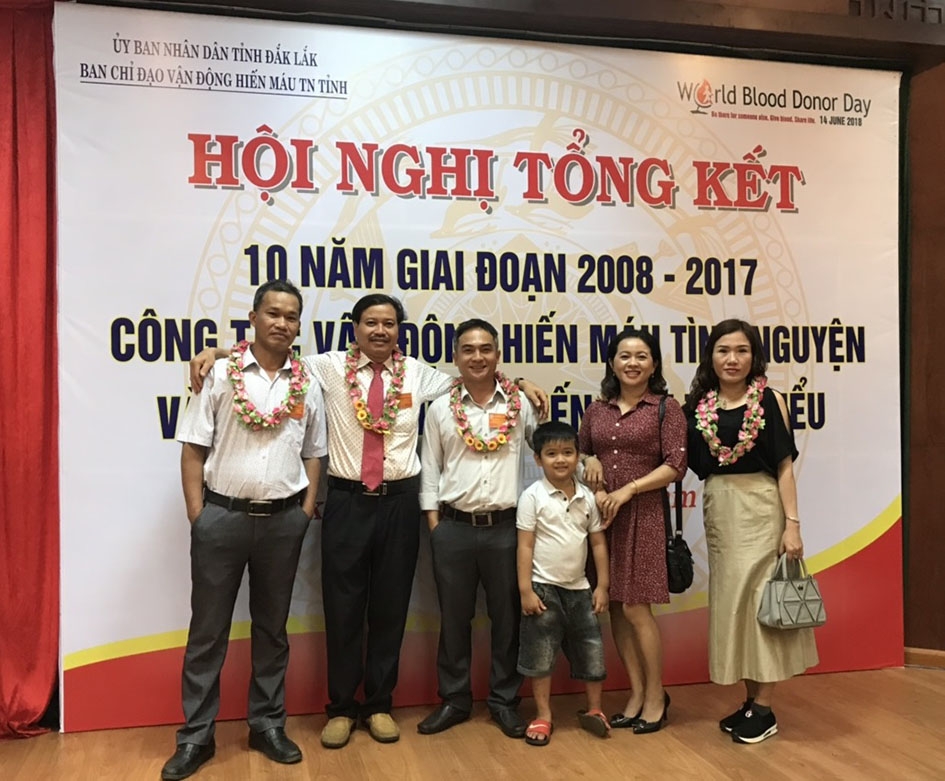 Các cá nhân, gia đình tiêu biểu của Trường THCS Ea Kly được tuyên dương tại Hội nghị tổng kết công tác 10 năm hiến máu của tỉnh. 
