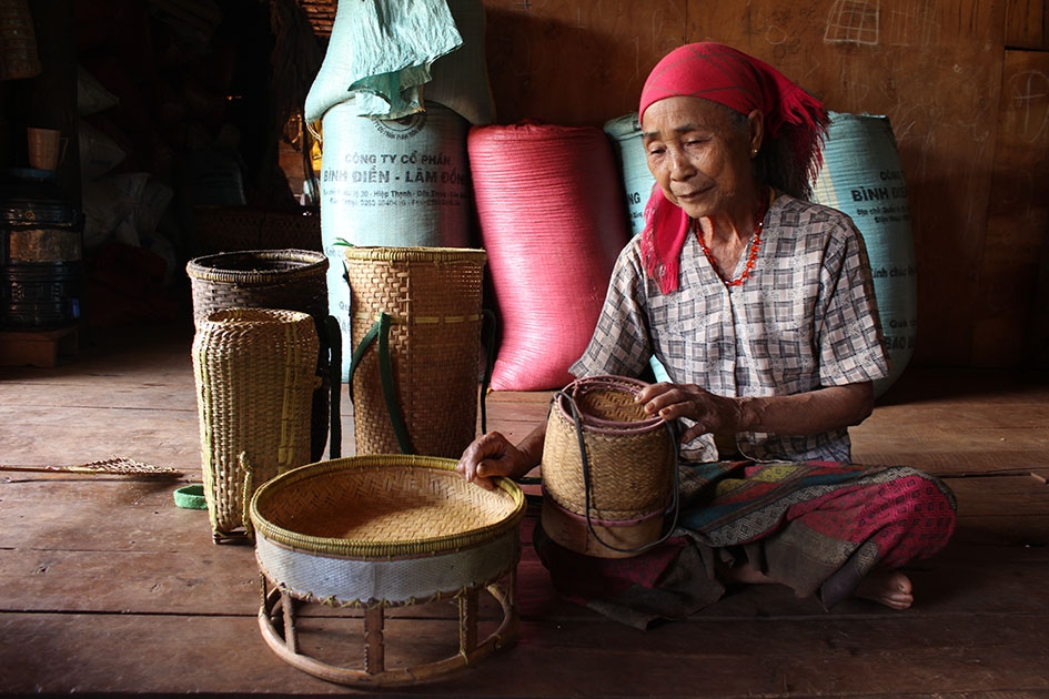 Bà Ruông bên 