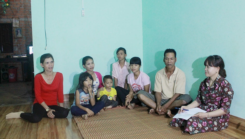 Chị Hà Thị Vấn (bìa phải), cán bộ chuyên trách dân số xã Ea Bhốk đến vận động vợ chồng chị H'Buăr  thực hiện kế hoạch hóa gia đình. 