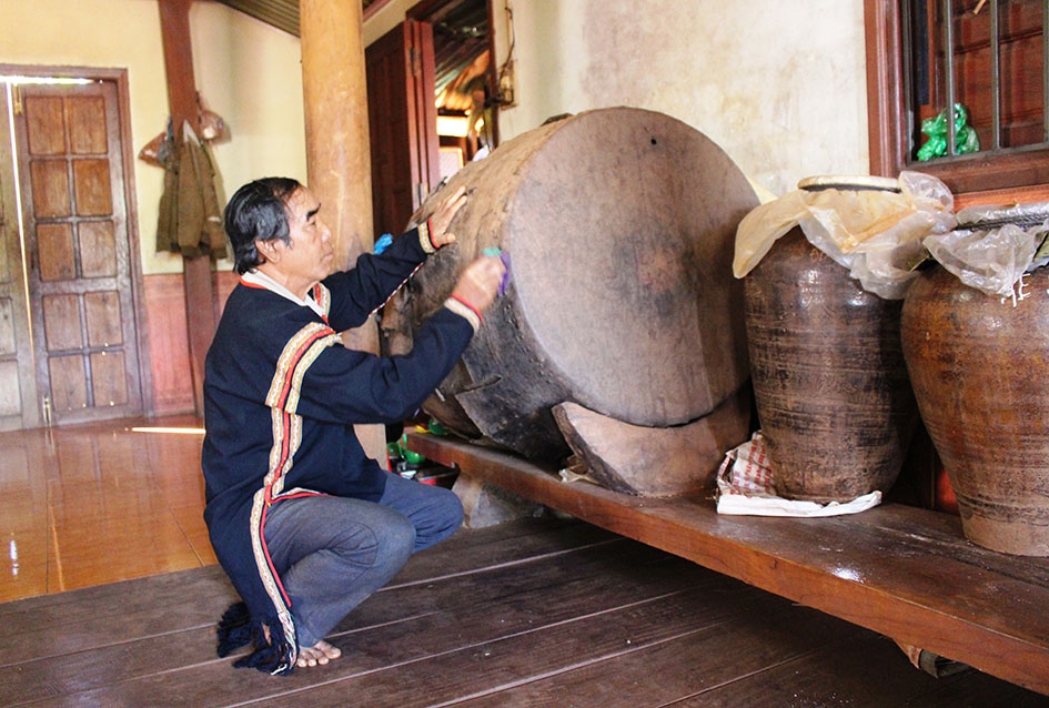 Chiếc trống da trâu hơn trăm tuổi của gia đình nghệ nhân Y Môi Mlô.