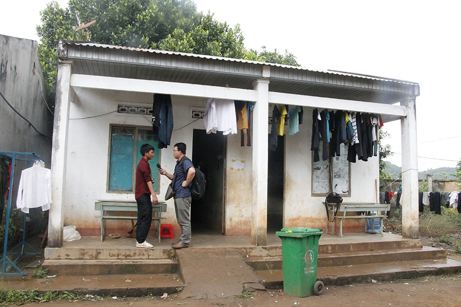 Khu nhà tập thể mỗi phòng chỉ rộng khoảng 15 m2 là nơi trọ của 12 em tại Trường THCS Lê Lợi. 