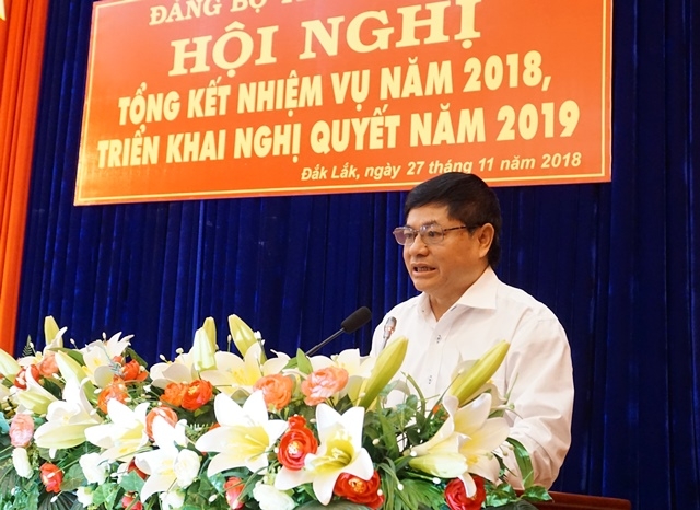 Phó Bí thư Thường trực Tỉnh ủy Phạm Minh Tấn báo cáo tổng kết nhiệm vụ năm 2018 .