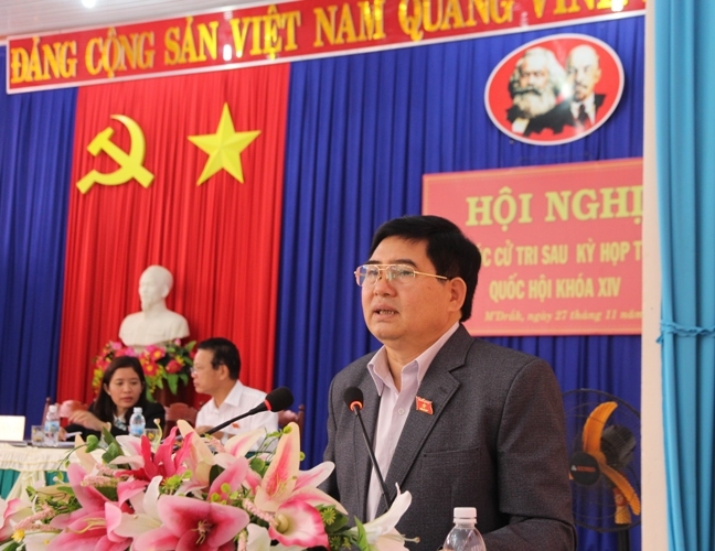 Phó Trưởng đoàn chuyên trách Đoàn ĐBQH tỉnh Y Khút Niê giải đáp, làm rõ một số nội dung cử tri huyện M’Đrắk kiến nghị. 