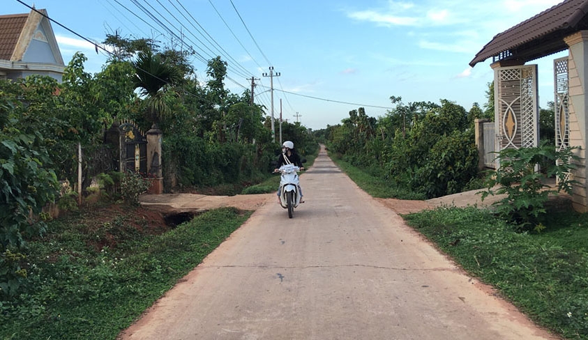 Đoạn đường giao thông thôn 7 (xã Ea Kiết) được bê tông hóa từ sự đóng góp của người dân.  