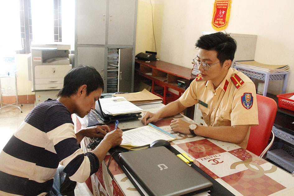 Người dân chấp hành việc xử phạt hành chính tại Đội Cảnh sát giao thông - Trật tự cơ động (Công an huyện Ea H'leo). Ảnh: H. Tuyết