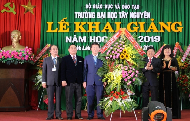 Lãnh đạo Tỉnh ủy và UBND tỉnh tặng hoa chúc mừng nhà trường nhân lễ khai giảng năm học mới. 