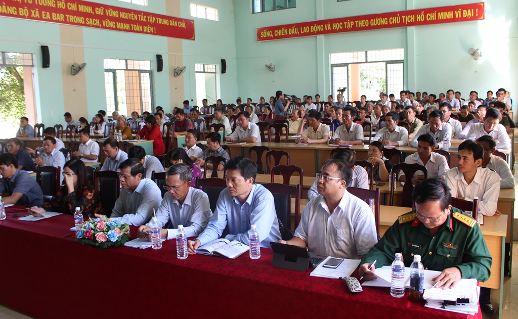 Các đại biểu tham dự hội nghị tiếp xúc cử tri