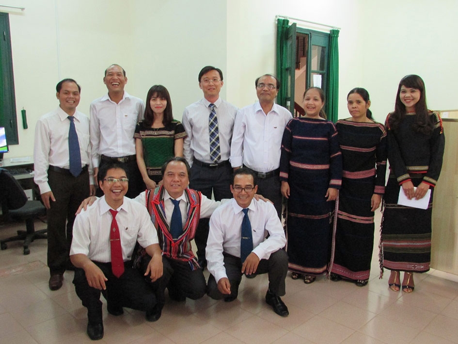 Các phát thanh viên, biên tập viên tiếng dân tộc tại VOV Tây Nguyên. 