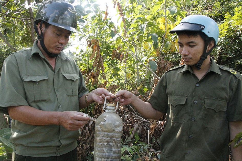   Bơm  kim tiêm của các đối tượng sử dụng ma túy được nhặt từ rẫy cà phê hộ ông Đoàn Văn Kiều.  