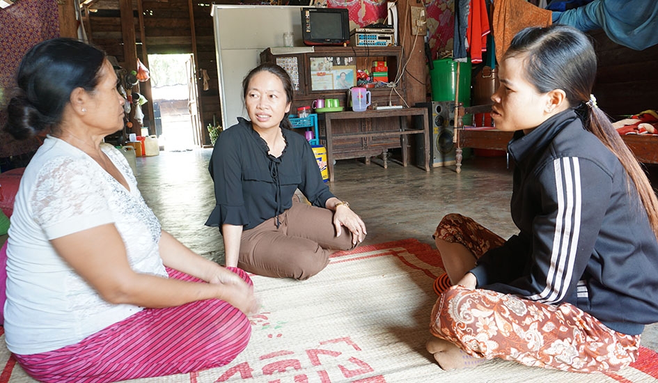 Chủ tịch Hội LHPN xã Dang Kang Nguyễn Thị Hòe (ở giữa) tuyên truyền vận động chị em giữ gìn vệ sinh  môi trường.