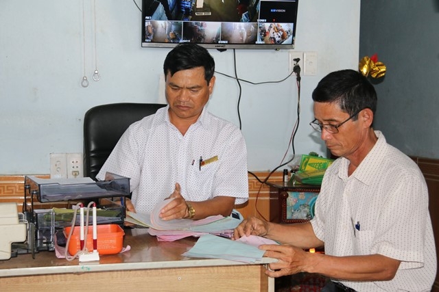 Cán bộ ngành thuế kiểm tra hóa đơn chứng từ của doanh nghiệp trên địa bàn. Ảnh: T. Hường