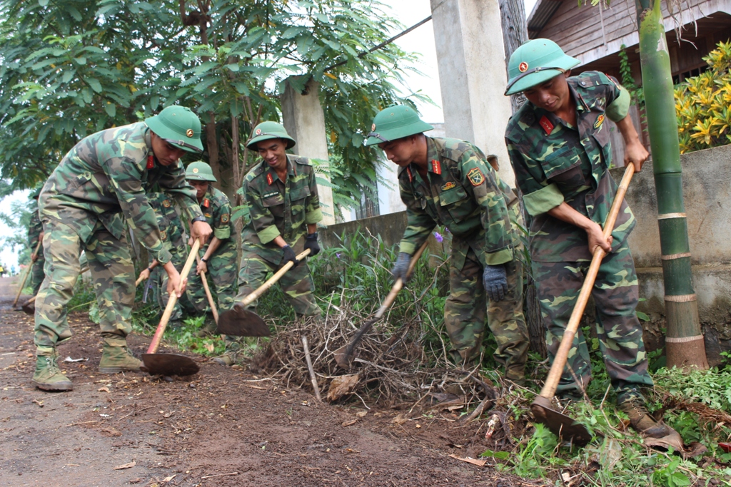 Các chiến sĩ Tiểu đoàn 303 (Trung đoàn 584) giúp nhân dân xã Hòa Xuân (TP. Buôn Ma Thuột) dọn dẹp vệ 