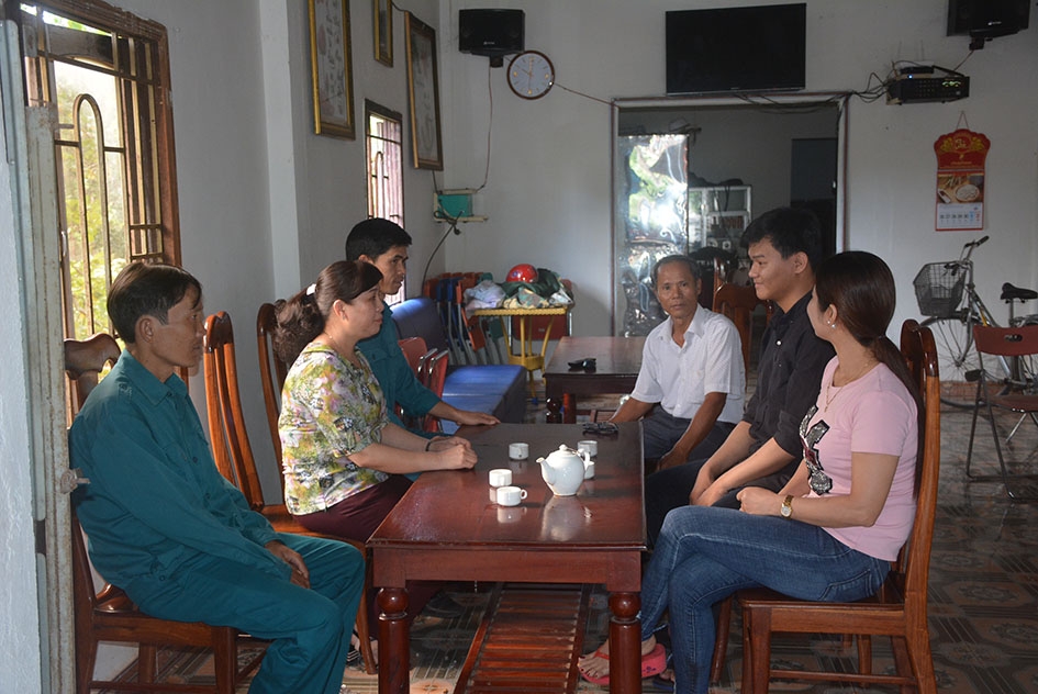 Cán bộ xã Ea Wer động viên thanh niên thực hiện lệnh gọi khám tuyển nghĩa vụ quân sự năm 2019.   