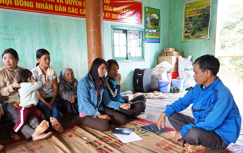 Chi ủy, Ban tự quản buôn Tơng Rang A (xã Cư Đrăm) thường xuyên lồng ghép bồi dưỡng cho quần chúng ưu tú tại các buổi sinh hoạt đoàn thể. 