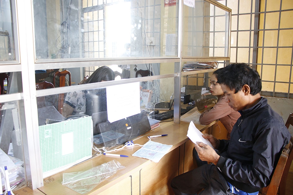Người dân đến giao dịch tại Bộ phận một cửa UBND xã Cư Né.  