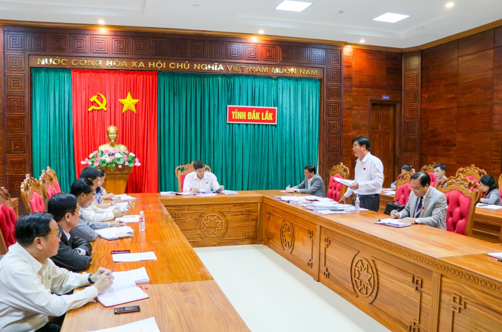 Các đại biểu thảo luận tại tổ. Ảnh: H.Gia