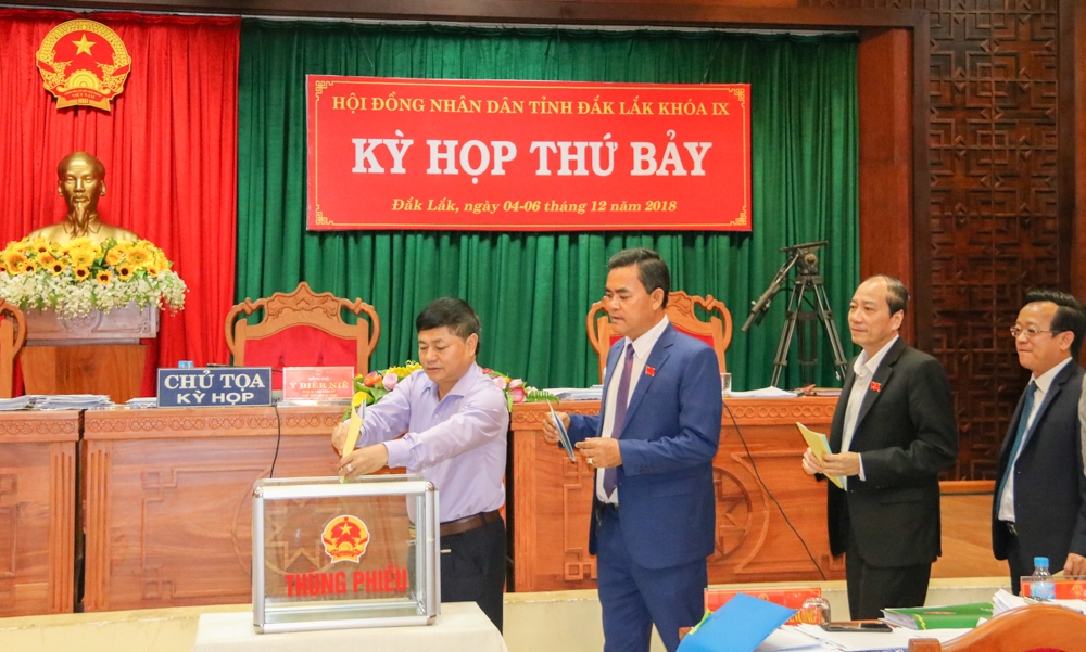 Đại biểu bỏ phiếu tín nhiệm đối với những người giữ chức vụ do HĐND tỉnh bầu. Ảnh: H.Gia