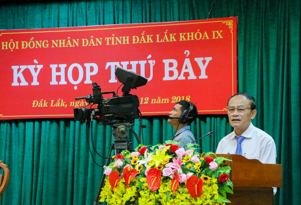 Giám đốc Sở Tài nguyên và Môi trường Bùi Thanh Lam giải trình tại phiên làm việc. Ảnh: H.Gia