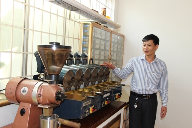 Một bộ máy rang, xay mẫu cà phê chuyên dùng để thử nếm của một doanh nghiệp ở TP. Buôn Ma Thuột