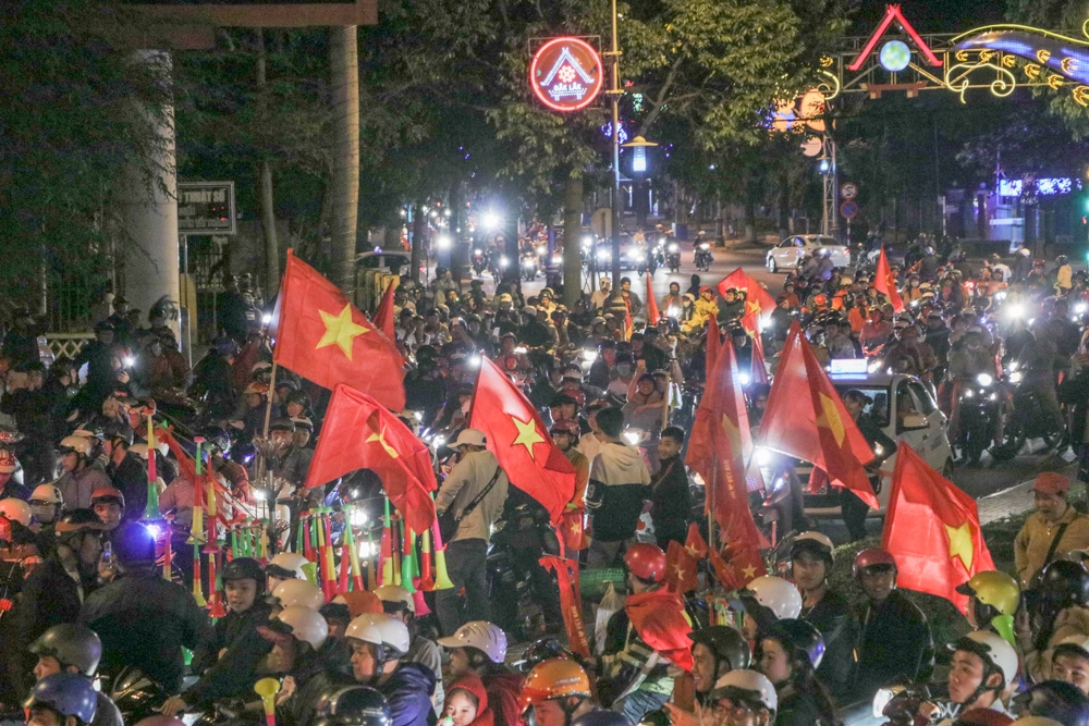 Mọi con đường đều tràn ngập cờ đỏ sao vàng