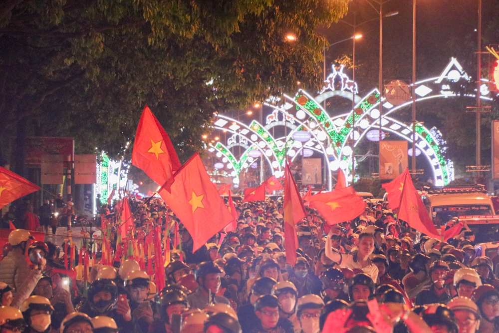 ... đến đường Nguyễn Tất Thành đều hô vang Việt Nam vô địch