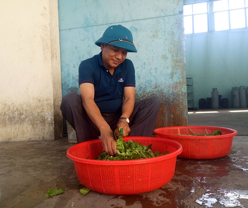 Tự tay thầy Thiện chuẩn bị bữa ăn cho học sinh.