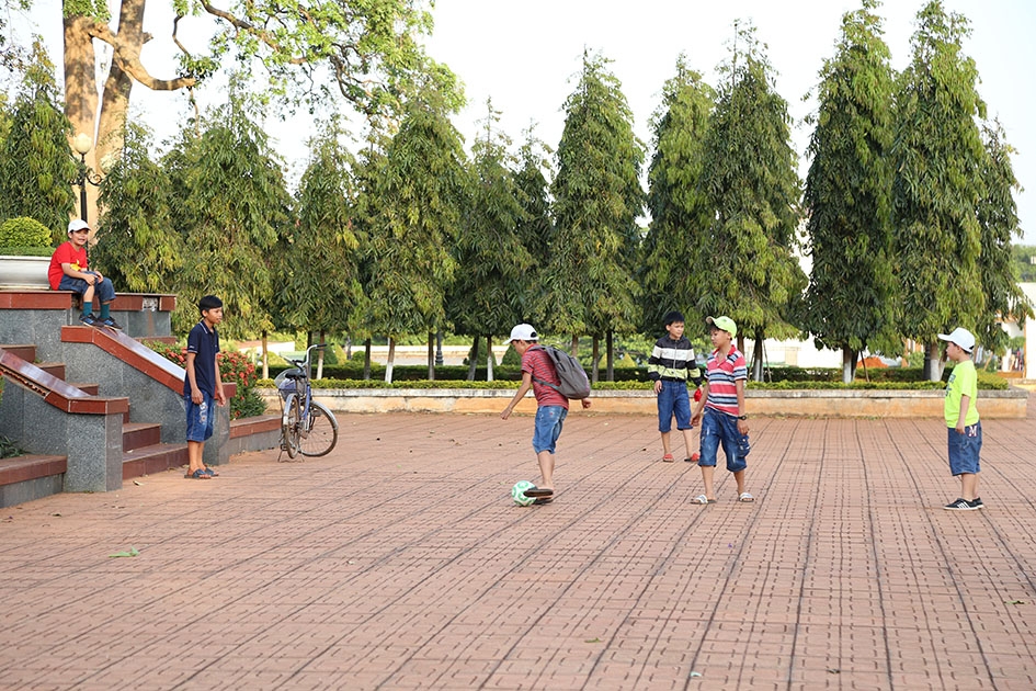 Nên tăng cường cho trẻ vận động, chơi thể thao để trẻ tiêu hao năng lượng.  