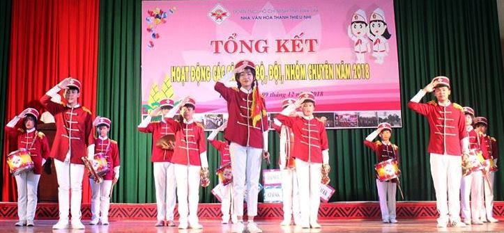 Đội Nghi lễ Nhà Văn hóa Thanh thiếu nhi tỉnh biểu diễn tại lễ tổng kết
