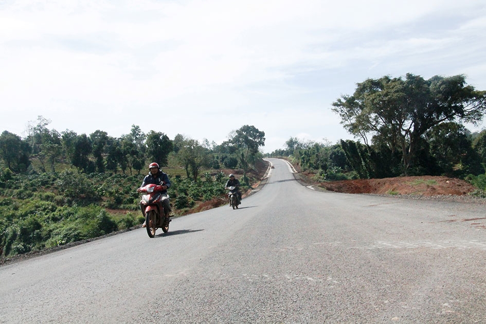 Một đoạn đường tránh phía Tây thị xã Buôn Hồ qua xã Pơng Đrang (huyện Krông Búk) đã hoàn thành thảm nhựa. 