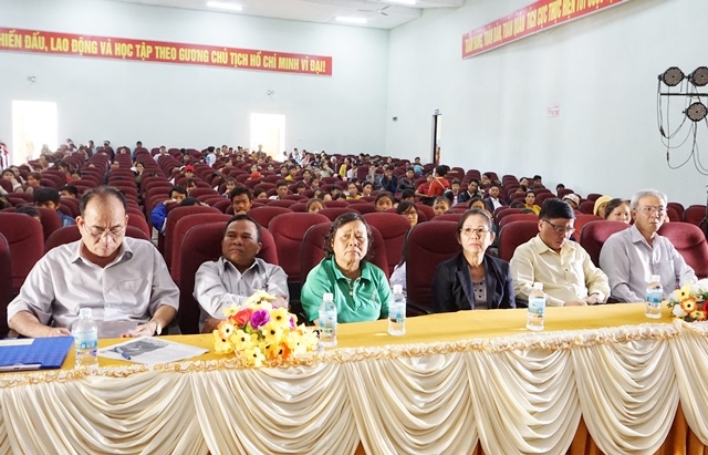 Các đại biểu tham dự Lễ trao tặng.