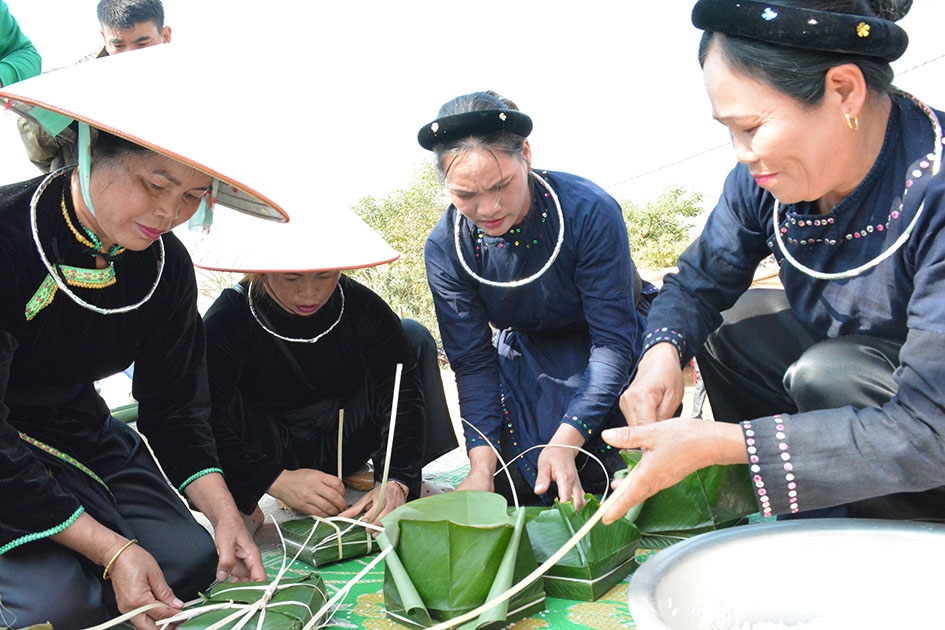 Gói bánh chưng trong Lễ hội Văn hóa dân gian Việt Bắc tại huyện Krông Năng tháng 3-2018. 