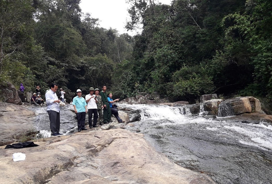 Huyện Krông Năng tổ chức đoàn khảo sát, đánh giá tiềm năng du lịch tại thác Sơn Long.  