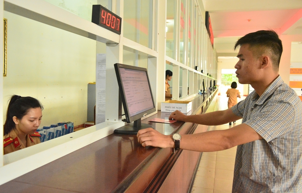 Người dân làm thủ tục đăng ký phương tiện tại Đội Đăng ký quản lý phương tiện.