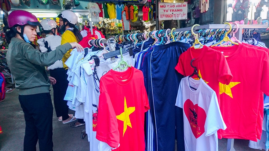 Đa dạng mẫu áo cổ vũ cho đội tuyển quốc gia.