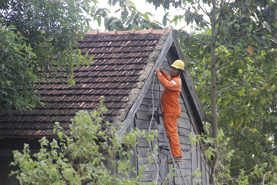 Kéo điện đến từng nhà hộ dân trong thôn