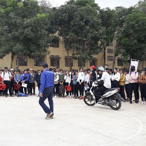 Các em  học sinh thực hành điều khiển xe theo sa hình
