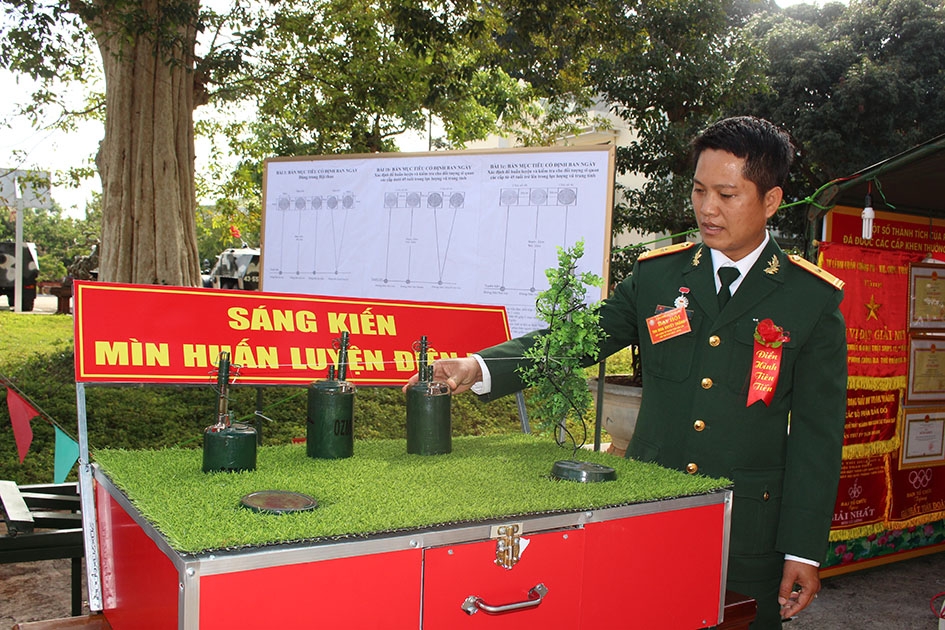 Thiếu tá Vũ Minh Thảo giới thiệu sáng kiến “Mìn huấn luyện điện tử” .  